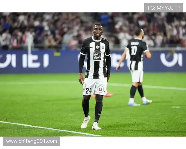 巴黎圣日耳曼边路主导进攻,战术单一性是否制约得分效率?